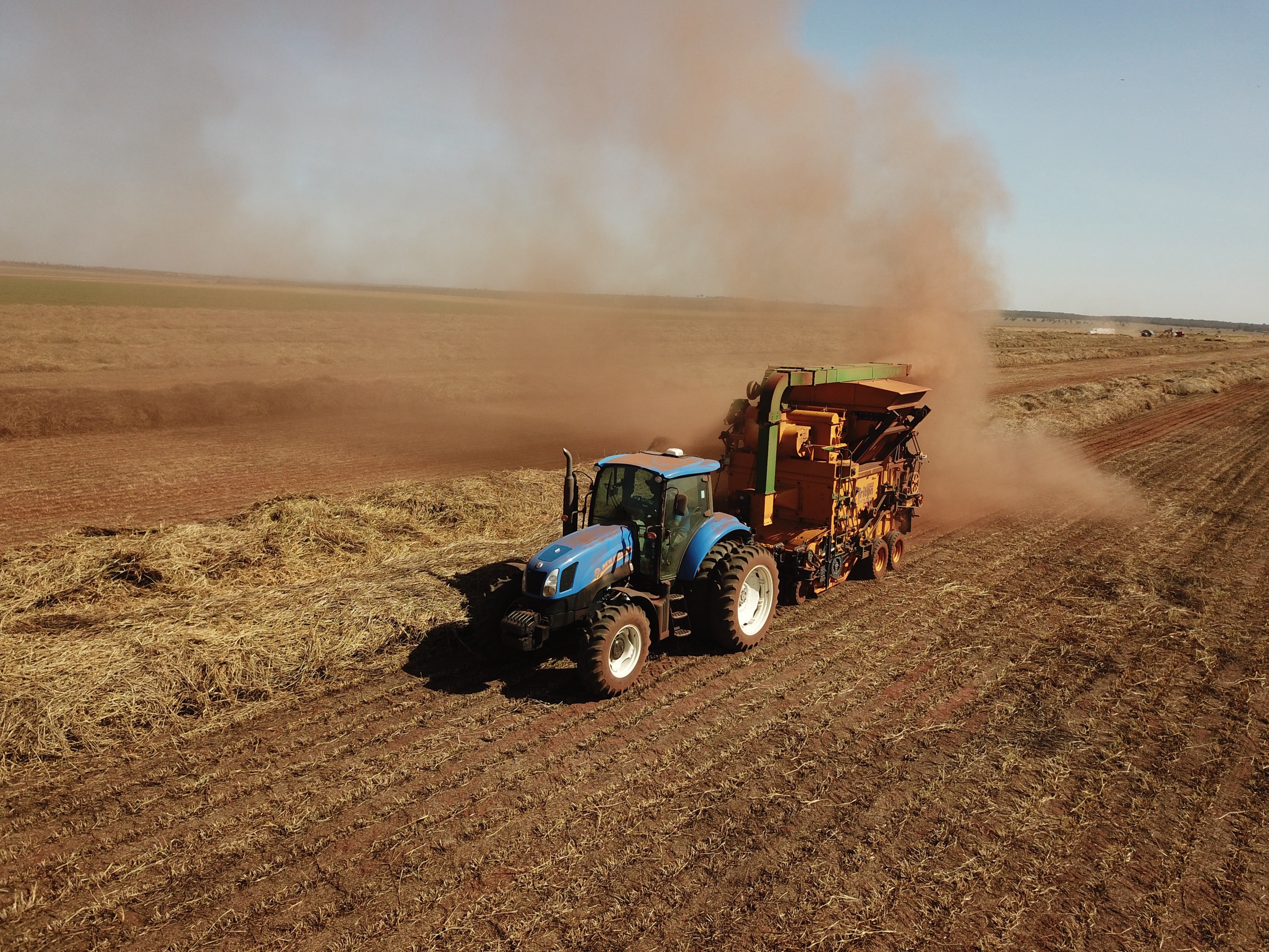 Tractor trabajando el suelo en un campo productivo